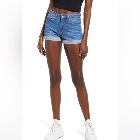 NWT! Nordstrom Jean Shorts Roll Cuff Medium Wash Stretch Mid Rise Blue Denim - Picture 1 of 1